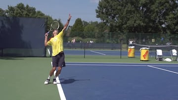 Efectúa tu servicio de tenis con garantías bajo un sol radiante