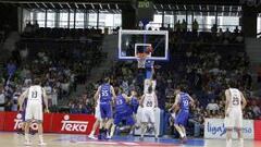 Un palmeo de Ayón da al Madrid el primer puesto matemático