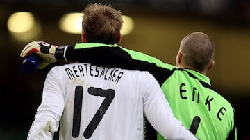 Mertesacker y Enke.