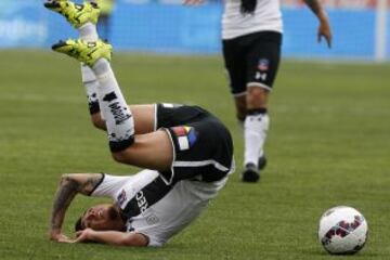 Martín Rodríguez cae en el piso del Santa Laura, pero fue una de las figuras en el triunfo de Colo Colo.