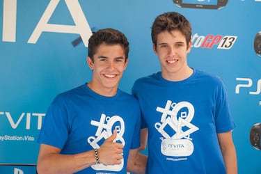 Álex y Marc Márquez abren el verano con una Playstation Vita en la mano