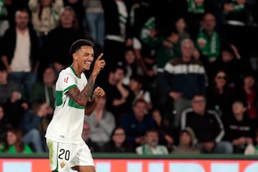 Este verano se convirtió en nuevo jugador del Elche, firmando un contrato hasta 2029. En el Martínez Valero aterriza como una apuesta de futuro, gracias a su potencia física, buen juego aéreo y olfato goleador. Además, el Elche ha adquirido la mitad de sus derechos al Madrid, lo que pone de manifiesto la confianza en su proyección.