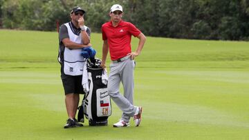 MEX021. PLAYA DEL CARMEN (MÉXICO), 08/11/2018.- El chileno Joaquín Niemann (d) planea su próximo tiro hoy, jueves 8 de noviembre del 2018, durante el primer día del Mayakoba Classic de la PGA, en Playa del Carmen, en el estado de Quintana Roo (México). Los estadounidenses Rickie Fowler, noveno de la lista mundial, Jordan Spieth (14) y Tony Finau (15) encabezan la lista de jugadores del Mayakoba Golf Classic, torneo de la PGA que comenzará mañana en México. EFE/Alonso Cupul
