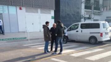 El directivo Antonio Rocamora conversa hoy, a la salida del entrenamiento, con los jugadores del Elche Manu Herrera y Sergio Pelegr&iacute;n