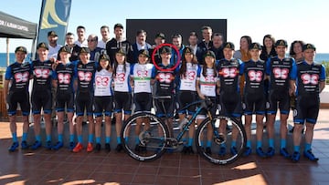 La plantilla del Primaflor-Mondraker-Rotor Racing Team, con Carlos Coloma, en el centro.