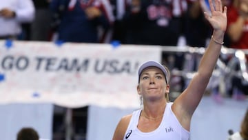 Minsk (Belarus), 12/11/2017.- Coco Vandeweghe of the USA celebrates winning her singles match against Aryna Sabalenka of Belarus at the Fed Cup 2017 World Group final between Belarus and the USA in Minsk, Belarus, 12 November 2017. (Bielorrusia, Tenis, Estados Unidos) EFE/EPA/TATYANA ZENKOVICH