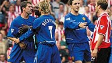 <B>FUE SUJETADO</B>. Keane es sujetado por sus compañeros tras su incidente con McAteer.