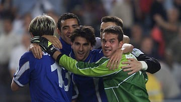 Los jugadores del Oviedo, con Esteban al frente, celebran la victoria en el Camp Nou.