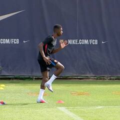 Dembélé en el foco: estrella en su primer entreno con el Barça