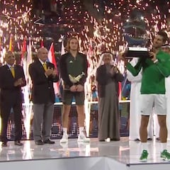 Djokovic arrolla a Tsitsipas