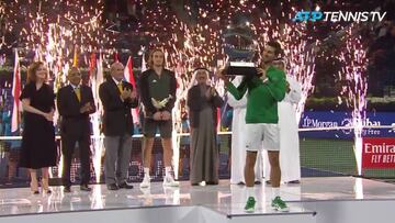 Djokovic arrolla a Tsitsipas