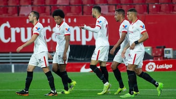 Los jugadores del Sevilla celebran el gol.