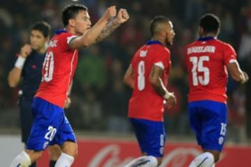 Charles Aránguiz festeja el 1-1 ante Bolivia.