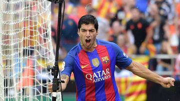 Barcelona&#039;s Uruguayan forward Luis Suarez celebrates after scoring during the Spanish league football match Valencia CF vs FC Barcelona at the Mestalla stadium in Valencia on October 22, 2016. / AFP PHOTO / JOSE JORDAN