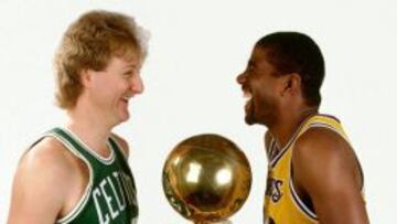 Larry Bird y Magic Johnson con el trofeo de campe&oacute;n de la NBA. Su rivalidad dio un impulso vital a la Liga Norteamericana.