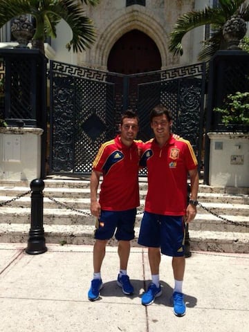 Con Santi Cazorla les une una bonita relación de amistad. Ambos eran los más jóvenes de la Selección Española que consiguió la Eurocopa de 2008. En la foto ambos paseando por Miami durante una concentración de la Selección.