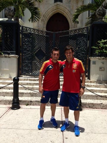 Con Santi Cazorla les une una bonita relaci¨®n de amistad. Ambos eran los m¨¢s j¨®venes de la Selecci¨®n Espa?ola que consigui¨® la Eurocopa de 2008. En la foto ambos paseando por Miami durante una concentraci¨®n de la Selecci¨®n.