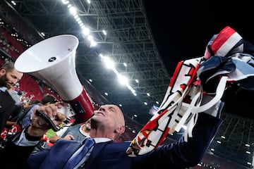 Monchi, director deportivo del Sevilla, arengando a los aficionados presentes en el Puskás Aréna.