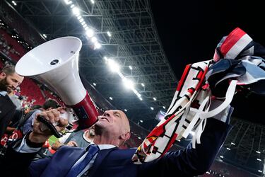 Monchi, director deportivo del Sevilla, arengando a los aficionados presentes en el Puskás Aréna.