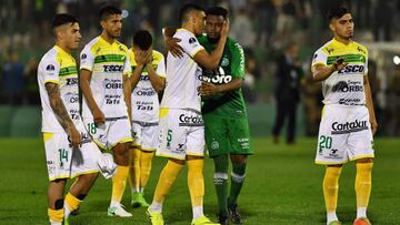 Argentina's Defensa y Justicia footballers show their disappointment upon losing by penalty kicks to Brazil's Chapecoense their 2017 Copa Sudamericana football match at Arena Conda stadium, in Chapeco, Brazil, on July, 2017. / AFP PHOTO / NELSON ALMEIDA