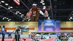 El atleta estadounidense Johnny Brackins compite durante la prueba de salto de longitud en los campeonatos nacionales de atletismo en pista cubierta de Estados Unidos.