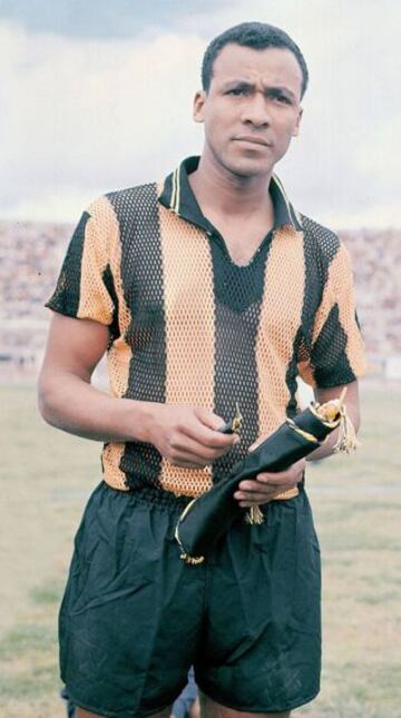 El ecuatoriano figura como el máximo goleador de Copa Libertadores. Ganador del trofeo en tres ocasiones - todas con Peñarol - , anotó 54 goles en todas sus participaciones en el certamen de clubes.