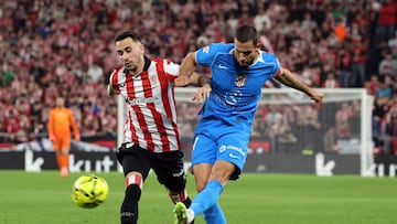 Soccer Football - LaLiga - Athletic Bilbao v Atletico Madrid - San Mames, Bilbao, Spain - December 6, 2025 Athletic Bilbao's Alex Berenguer in action with Atletico Madrid's David Hancko REUTERS/Pankra Nieto