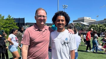 Imagen de Emerson Colindres junto con su entrenador de fútbol en Ohio.