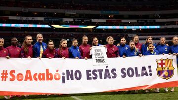 Los equipos femeninos del Barcelona y América muestran un mensaje de apoyo a la futbolista española Jennifer Hermoso, en el Estadio Azteca de la Ciudad de México.