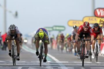 Andre Greipel cruza primero la línea de meta por delante de Peter Sagan y Fabian Cancellara.