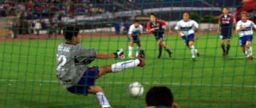 En el clásico universitario del Clausura 2002, la lesión de Johnny Walker derivó a la decisión de Cristián Álvarez de colocarse al arco para enfrentar el penal a favor de la U. El 'Huaso' , con algo de ayuda del árbitro Carlos Chandía, atajó el tiro a Pedro González y fue el héroe cruzado en aquel 1-1.