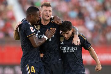 Kroos celebra, junto a Alaba y Fran García, el tanto que después le anularían (FOTO: JORGE GUERRERO / AFP).