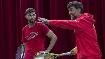 Sergi Bruguera da instrucciones a Marcel Granollers.