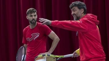 Sergi Bruguera da instrucciones a Marcel Granollers. 