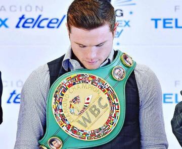 Canelo Álvarez posa con un cinturón del Consejo Mundial de Boxeo durante uno de sus reinados.