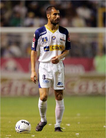 10 Cracks que se han puesto playeras de equipos de Liga MX