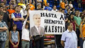 Un grupo de aficionados recordaron a José Luis Abós en el Fuenlabrada-CAI del pasado domingo.