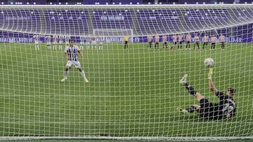  08/10/20. FUTBOL, TROFEO CIUDAD DE VALLADOLID ENTRE EL REAL VALLADOLID Y EL ATHLETIC CLUB DE BILBAO. EXKIETA DETIENE EL PENALTI DECISIVO