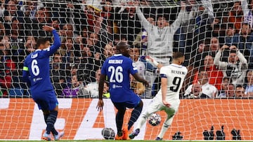 MADRID, SPAIN - APRIL 12: Karim Benzema of Real Madrid scores a goal to make the score 1-0 during the UEFA Champions League Quarterfinal first leg match between Real Madrid and Chelsea FC at Estadio Santiago Bernabeu on April 12, 2023 in Madrid, Spain. (Photo by Chris Brunskill/Fantasista/Getty Images)