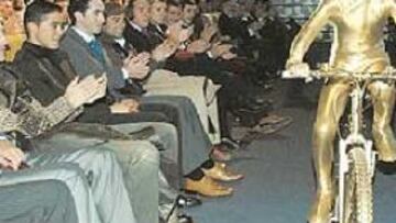 <b>PRESENTE Y FUTURO.</b> El niño que anunció la Vuelta Junior fue vitoreado (en primer término) por Mancebo, Mayo, Sevilla, Beloki...