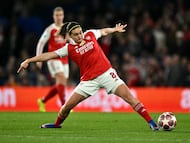 Arsenal's Spanish midfielder #08 Mariona Caldentey stretches to pass the ball during the UEFA Women's Champions League Quarter Final second-leg football match between Chelsea and Arsenal at Stamford Bridge in London on April 1, 2026. (Photo by Ben STANSALL / AFP)