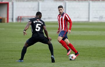 Tras formarse en las categorías inferiores del Mallorca, llegó al Atlético de Madrid en categoría juvenil. Debutó en el primer equipo en un partido de Copa del Rey ante el Elche en 2017.