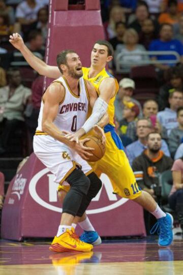 CLEVELAND, OH - OCTOBER 5: Kevin Love  recibe la falta de Jake Cohen.