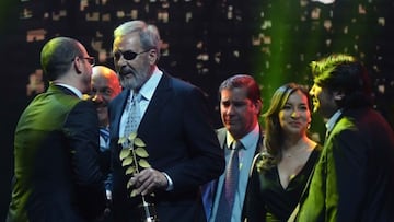 Santiago Pavlovic recibe premio por mejor programa periodistico durante el Copihue de Oro 2018
