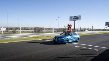 El esquiador de velocidad Jan Farrell entrena su posici&oacute;n aerodin&aacute;mica sobre los esqu&iacute;s subido en el techo de un coche en el Circuito del Jarama.