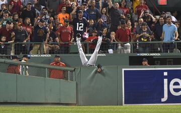 Austin Jackson, jugador de los Cleveland Indians, cayó sobre la pared después de hacer una captura para robar el punto al bateador Hanley Ramirez de los Boston Red Sox en Fenway Park, Boston.