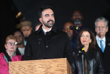 Mamdani hizo historia al ser elegido alcalde de la ciudad de Nueva York en las elecciones de noviembre de 2025. Se convertirá en el primer alcalde musulmán, primer alcalde del sur de Asia y el alcalde más joven de la ciudad en más de un siglo cuando asuma el cargo el 1 de enero de 2026.