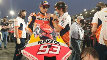 Márquez con Santi Hernández en la salida de Qatar.