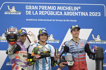 El podio en Río Hondo formado por el piloto francés Johann Zarco, el italiano Marco Bezzecchi y el español Alex Márquez. 