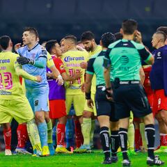 América vs Toluca termina en pleito en la cancha del Azteca
